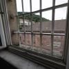 Ein Gebäude des Ex-Gefängnisses „Fauler Pelz“ in der Heidelberger Altstadt ist durch ein vergittertes Fenster zu sehen. Seit Jahren haben sich die Stadt Heidelberg und das Land um die Nutzung des Faulen Pelzes gestritten - jetzt soll im August dort in bester Altstadtlage eine Entziehungsanstalt für suchtkranke Straftäter eröffnen.