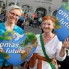 Für die Augsburger Ortsgruppe von "Omas for future" waren (von links) Isabella Geier und Rita Christ auch bei der Menschenkette in Augsburg mit dabei.                 