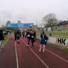 Dichtes Gedränge herrschte beim Start (Bild oben) zum Halbmarathon in Altenmünster. Im Bild unten der Zieleinlauf von zwei Jugendlichen der JFG Holzwinkel.