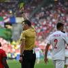 Schiedsrichter Felix Zwayer zeigt Portugals Rafael Leão die Gelbe Karte.
