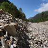 Der durch illegale Flussbaumaßnahmen begradigte Rappenalpbach im Rappenalptal bevor mit Renaturierungsarbeiten begonnen wurde.