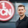 Der neue FCN-Trainer Miroslav Klose steht vor dem Vereins-Logo.