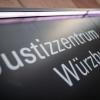 «Justizzentrum Würzburg» steht auf einem Schild im Eingangsbereich zum Landgericht.