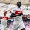 Stuttgarts Serhou Guirassy (r) jubelt nach seinem Tor zum 2:0 mit Stuttgarts Maximilian Mittelstädt (l). Serhou Guirassy will den VfB Stuttgart verlassen.