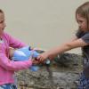 Streiten und zerren – damit bekommen die Mädchen den Streit um die Puppe nicht gelöst. Doch wie löst man Konflikte ohne Gewalt? Das lernen die Vorschulkinder in einem Selbstbehauptungskurs im Würzburger Marienkindergarten.