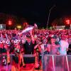 Fußballfans jubeln auf der Fanmeile vor dem Brandenburger Tor nach dem Ausgleich zum 1:1.