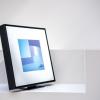 Samsungs Music Frame sieht wie ein Bilderrahmen aus, und man kann ihn ins Regal stellen oder an die Wand hängen.