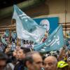 Anhänger von Peseschkian (nicht im Bild), Präsidenschaftskandidat des Reformlagers, jubeln bei einer Wahlkampfveranstaltung in der Hauptstadt