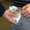 Über 250 Euro Bargeld hat ein Unbekannter aus einem geparkten Auto in Nördlingen gestohlen.