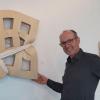 Der Südtiroler Künstler Egon Digon stellt im Kunstraum Werner Schneider seine Holzskulpturen aus.