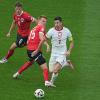 Denkt noch nicht an einen Rücktritt aus der Nationalmannschaft: Polens Robert Lewandowski (r).