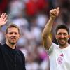 Gute Laune beim DFB: Bundestrainer Julian Nagelsmann (l) und Co-Trainer Benjamin Glück winken nach dem Gruppensieg gegen die Schweiz.