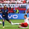 Der Niederländer Xavi (l) und Polens Taras Romanczuk kämpfen um den Ball.