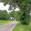 Entlang der Weilheimer Straße außerhalb von Landsberg sollen Schutzplanke vor dicht an der Straße stehenden Bäumen angebracht werden.