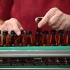 Eine Mitarbeiterin eines Spirituosenherstellers kontrolliert die abgefüllten Flaschen. Die Zurückhaltung beim Konsum macht sich auch bei den Spirituosen-Herstellern bemerkbar (Symbolbild).