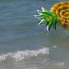 Auf Luftmatratzen kann man schnell vom Strand weggetrieben werden. Besondere Vorsicht ist geboten, wenn der Wind vom Land in Richtung Meer weht.