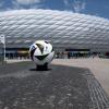 Ein großer Ball von Adidas ist vor der München Fußball Arena zu sehen.