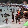 Zahlreiche Menschen sind am Strand von Mondello auf Sizilien zu sehen. Italien leidet besonders unter Übertourismus.