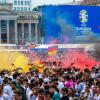 DFB-Fans zünden beim Public Viewing auf dem Schlossplatz in Stuttgart Pyrotechnik.