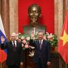 Kremlchef Wladimir Putin (l) und der vietnamesische Präsident To Lam posieren im Präsidentenpalast in Hanoi für die Fotografen.