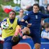 Italiens Michael Folorunsho (l) und Giacomo Raspadori liefern sich im Training einen Zweikampf.