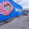 Ein Zaun mit der Aufschrift „Munich“ ist vor der München Fußball Arena zu sehen.