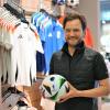 Andreas Kraus, Inhaber des gleichnamigen Sportgeschäfts in Dillingen, hofft auf gute Ergebnisse der deutschen Nationalmannschaft.