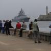 Menschen beobachten die Ankunft der Fregatte «Admiral Gorschkow» der russischen Marine im Hafen von Havanna.