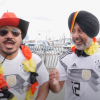 Die indischen Taxifahrer Lovely und Monty singen und tanzen im Deutschlandtrikot in Hamburg.