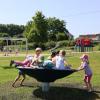 Sichtlich Spaß haben die Kindergartenkinder aus Tödtenried auf dem neu gestalteten Spielplatz in Walchshofen.
