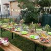 So schön sieht der Garten-Party-Tisch nach kurzer Zeit aus. Melonenpizza und selbstgemachte Aufstriche sorgen für ein Geschmackserlebnis der besonderen Art.
