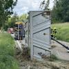 Der Anhänger eines Lastwagens kippte bei Edelshausen um und verteilte seine Ladung über der Fahrbahn.