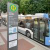 Ein Bus an der Haltestelle Rathaus in Neu-Ulm. Die Kosten für den Nahverkehr steigen. In der Branche gibt es deswegen Sorgen.