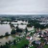 Nach dem Hochwasser im Landkreis Aichach-Friedberg treffen am Aichacher Landratsamt immer mehr Anträge von Betroffenen auf Soforthilfe ein. Das Bild stammt vom Samstag, 1. Juni, und wurde mit der Drohne vom Ecknacher Fußballplatz aus aufgenommen.