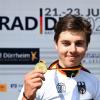  Der Augsburger Marco Brenner vom Team Tudor Pro Cycling zeigt bei der Siegerehrung stolz seine Medaille. 