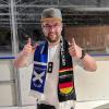 Donald McGarry trug im Eisstadion Türkheim das Fanoutfit des Abends: Schottenrock,  Deutschlandtrikot und einen halb schottischen und halb deutschen Fanschal.