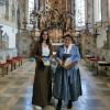 Maria Drohner-Liepert und Centa Kratzer stellen den neuen Kirchenführer den Kirchenbesuchern in Ehingen vor.