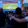 Besucher der FanZone verfolgen das Spiel beim Public Viewing am Brandenburger Tor.