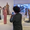 Die Ausstellung erzählt viel über die besonderen Kleider von Naomi Campbell.