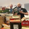 Tausende von Büchern stapeln sich im Redaktionsbüro der Unterallgäu Rundschau. Die Redakteure Marcus Barnstorf (links) und Andy Zündt werden sie am Samstag beim großen Bücherflohmarkt zugunsten der "Kartei der Not" verkaufen.