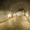 Besucher gehen durch einen unterirdischen Bunker, der dem NS-Dokumentationszentrum Obersalzberg angeschlossen ist.