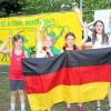 Von wegen Fußball ist nur Männersache: Marie, Luisa, Paola und Nela (von links) freuten sich in fast perfekter Jubelpose im Nördlinger Ochsenzwinger über den deutschen 2:0-Sieg gegen Ungarn
