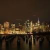 Ikonischer Anblick, den man schon kennt, bevor man vor Ort war: Downtown Manhattan bei Nacht.