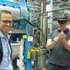 Das Osram-Werk in Schwabmünchen ist weitgehend digitalisiert, hier Werksleiter Ingo Hild (links) und Simon Schwarzfischer, Leiter Engineering mit Datenbrille. 
