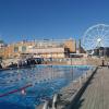 Bahnen ziehen in Stadtkulisse: Im Allas Sea Pool hat man Aussicht auf ein Riesenrad und ein von Alvar Aalto entworfenes Bürogebäude.