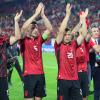 Albaniens Spieler stehen nach dem Spiel bei den Fans und jubeln gemeinsam.