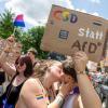 Zigtausende Menschen demonstrierten in einem bunten Umzug für die Rechte der queeren Szene.