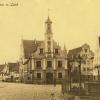 Der Rathausplatz um 1900, damals noch mit dem Marienbrunnen, der 1914 dem Tilly-Denkmal weichen musste.