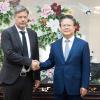 Ein Handschlag, doch die Konfliktpunkte wurden angesprochen: Bundeswirtschaftsminister Robert Habeck (links) traf Zheng Shanjie, den Vorsitzenden der Nationalen Reform- und Entwicklungskommission in China. 