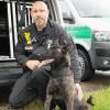 Polizeihauptkommissar Stefan Kränzle mit seinem Diensthund.